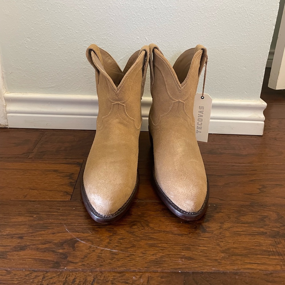 Brand new Tecovas Daisy. Never worn, just a half size too big for me!